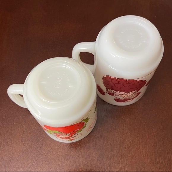 Vintage Raspberry Tart & Strawberry Shortcake Anchor Hocking Milk Glass Mugs Set - Picture 12 of 14
